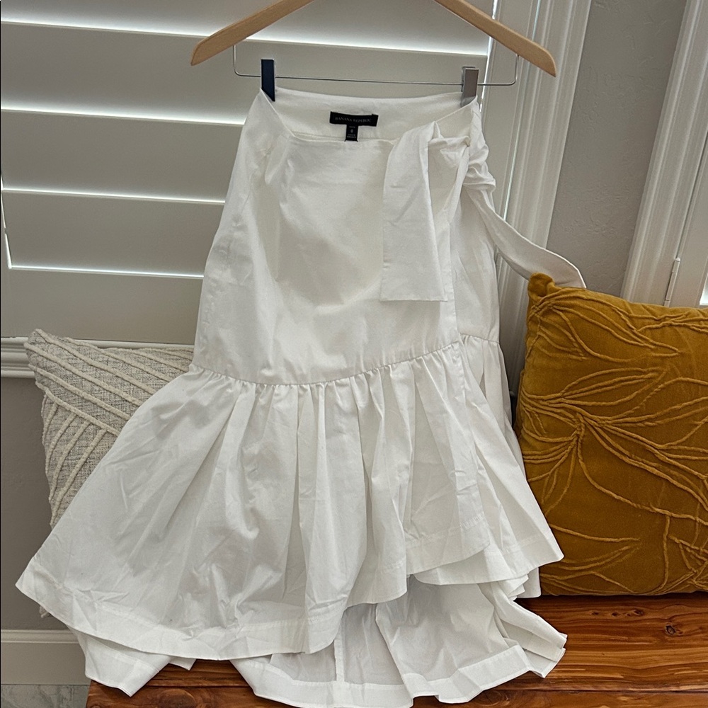 Wrap skirt. One button inside and tie at the side.